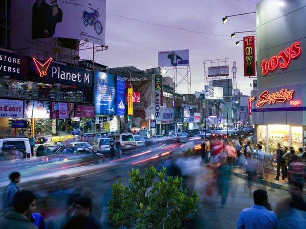 Отель Mg Road One Бангалор Экстерьер фото